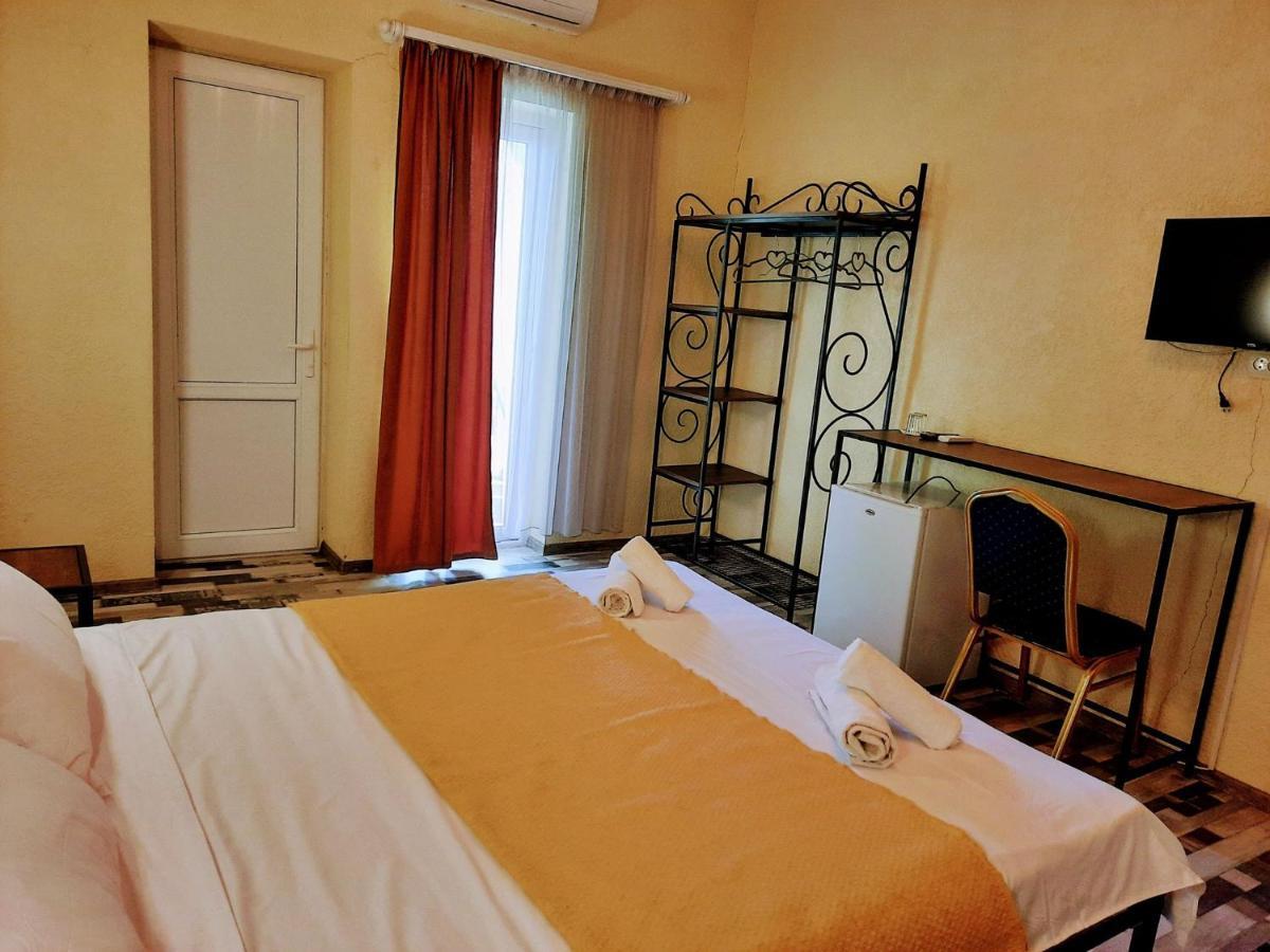 Green Flower Hotel Kutaisi Dış mekan fotoğraf